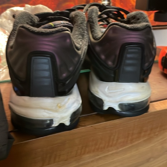 Black running shoes by Nike. Men's size 10.5 - Picture 3 of 6